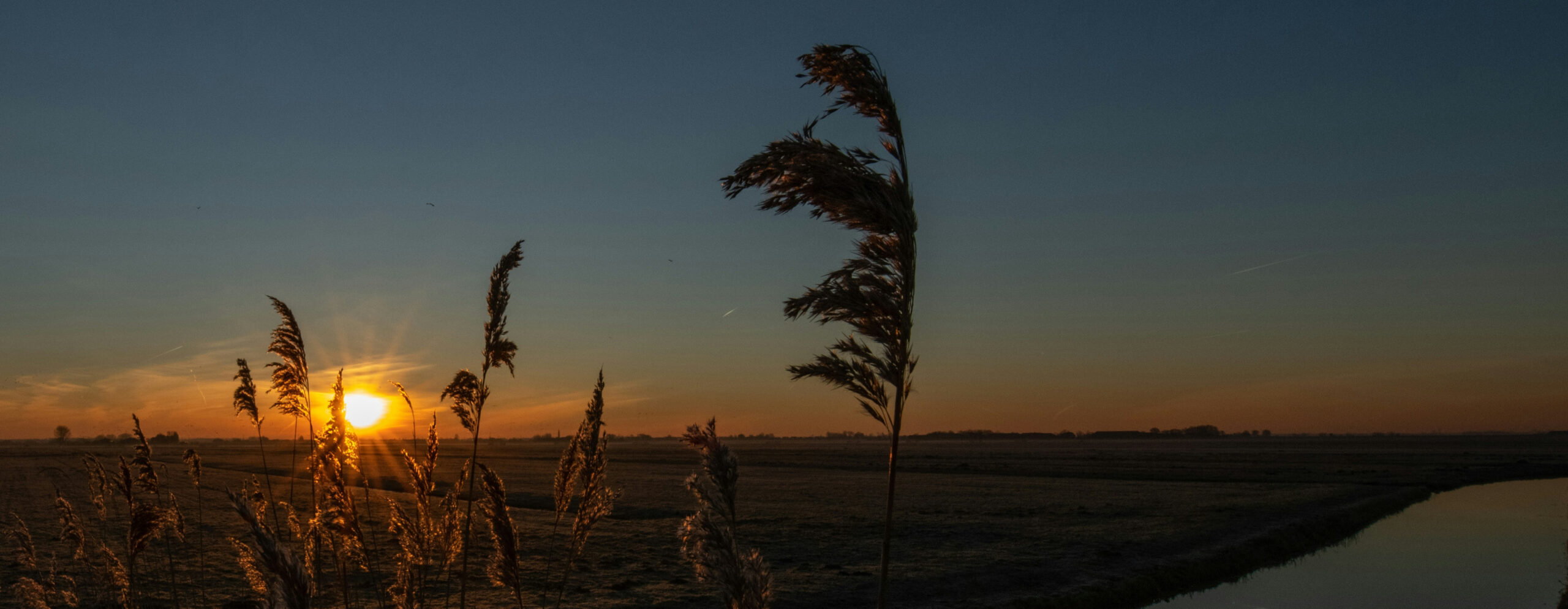 Uitvaartvereniging Borne... een rustig polderlandschap bij zonsondergang"